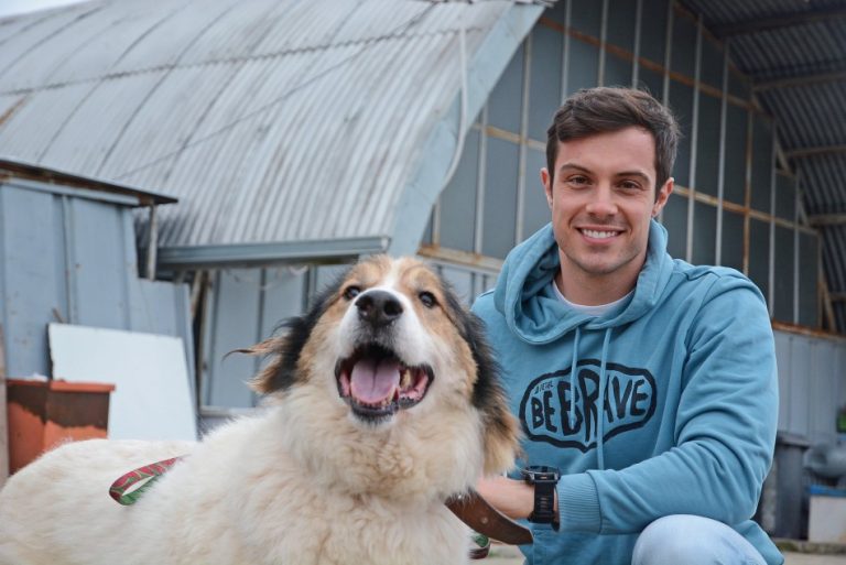 Актьорът Филип Буков подкрепя кампанията на общинския приют в с. Каменар за осиновяване на безстопанствени кучета