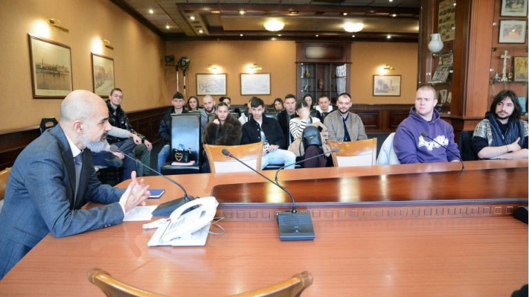 Заместник-кметът Павел Попов запозна студенти с работата на местната власт във Варна