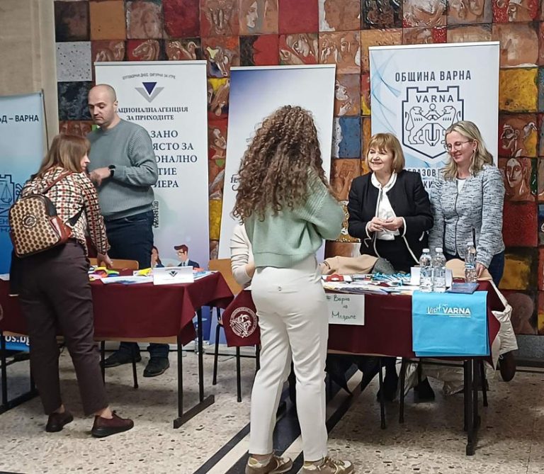 Община Варна участва във форум „Кариери“ в Икономическия университет