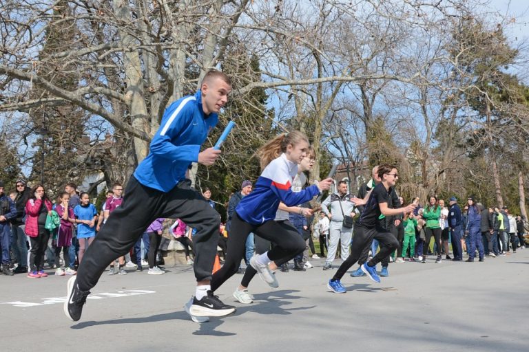 250 атлети от различни възрасти взеха участие в 63-тата Щафетна обиколка на Радио Варна по повод 3 март