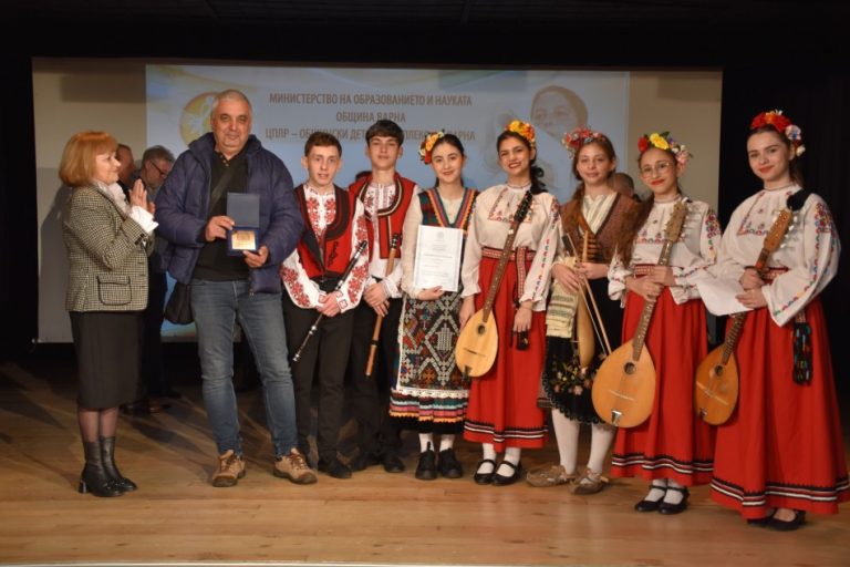 Отличиха най-талантливите млади фолклорни изпълнители и инструменталисти в конкурса „Диньо Маринов“