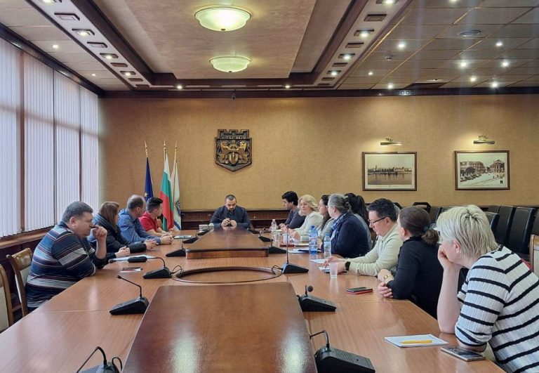 Подготвя се обезопасяването на двора на ОУ „Иван Вазов“ и обследването на изоставена сграда за нуждите на училището