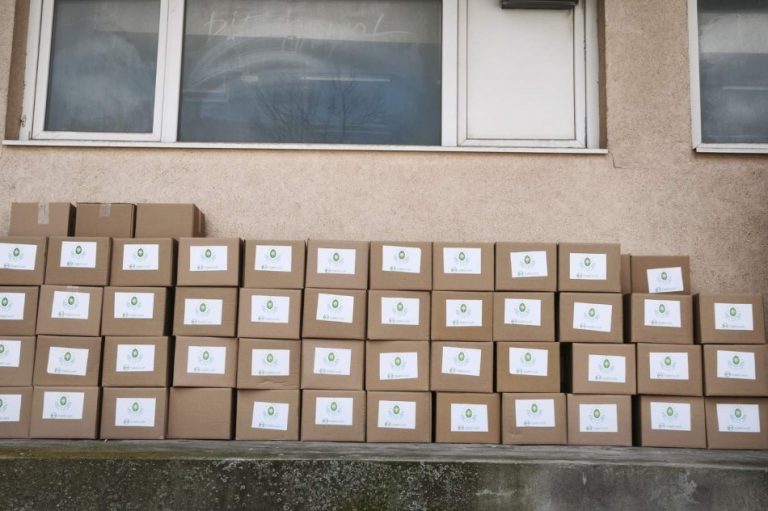 100 кашона с хранителни продукти дарени на социални услуги във Варна