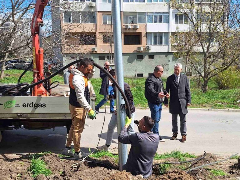 Поетапно възстановяват настилките в кв. „Чайка“, установи при огледа си на място кметът Благомир Коцев