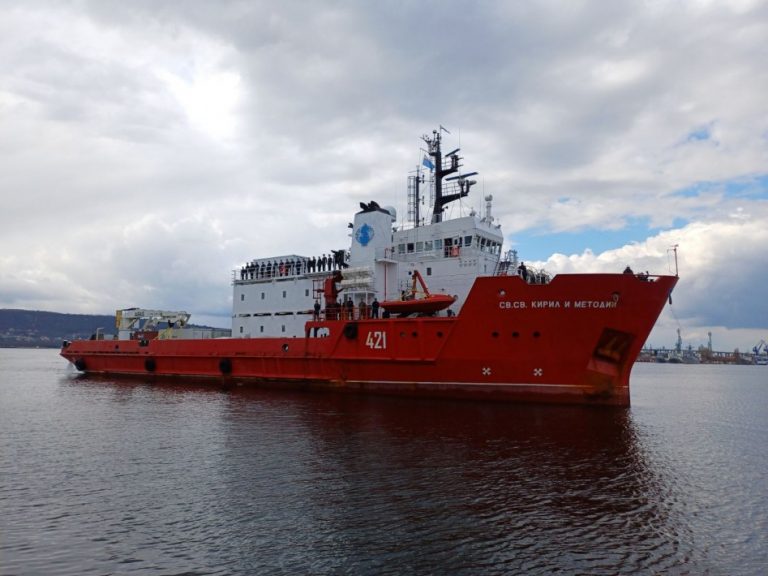 Научноизследователският кораб „Св. Св. Кирил и Методий“ акостира на Морска гара след четвъртото си пътуване до Антарктида