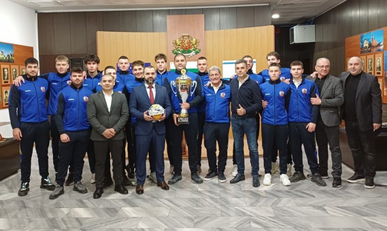 Носителите на Купата на България по водна топка бяха посрещнати в Община Варна