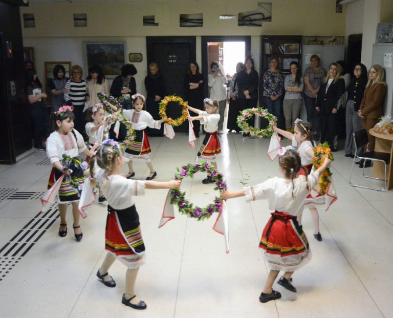 Малките лазарки от ДГ №34 „Лястовичка“ нарекоха за здраве и берекет „стопаните“ в Община Варна