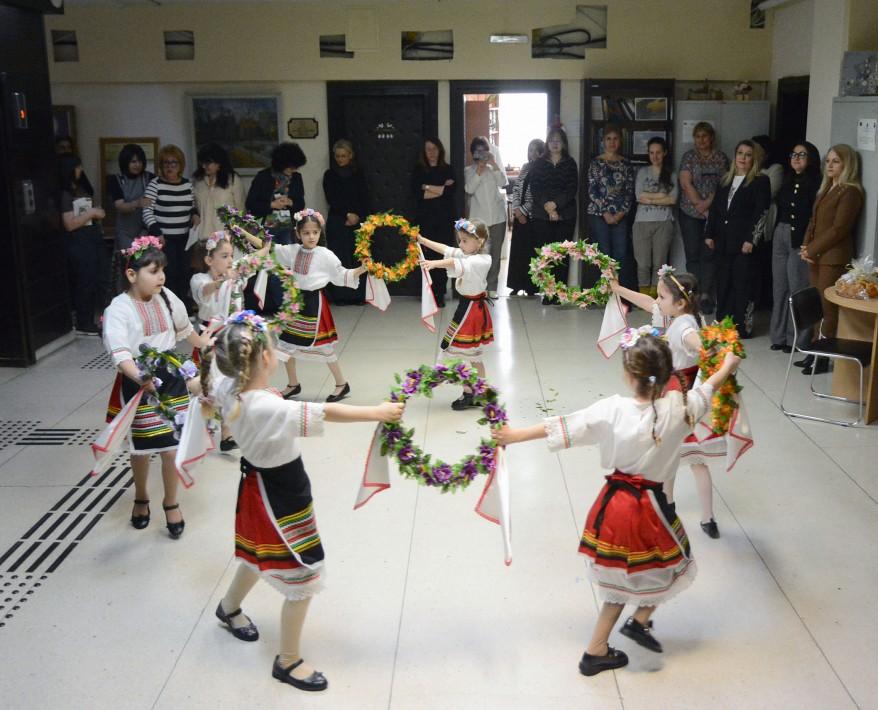 Малките лазарки от ДГ №34 „Лястовичка“ нарекоха за здраве и берекет „стопаните“ в Община Варна