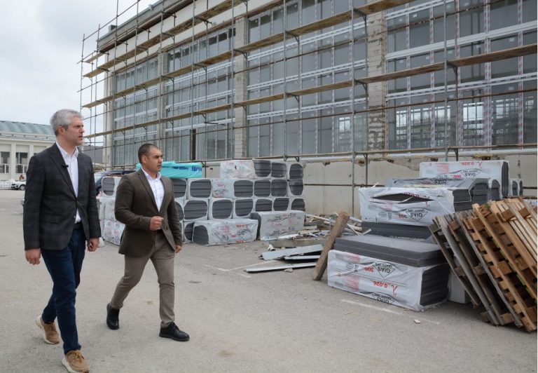 Напредва ремонтът на Спортен комплекс „Локомотив”, отчете при оглед на обекта кметът Благомир Коцев