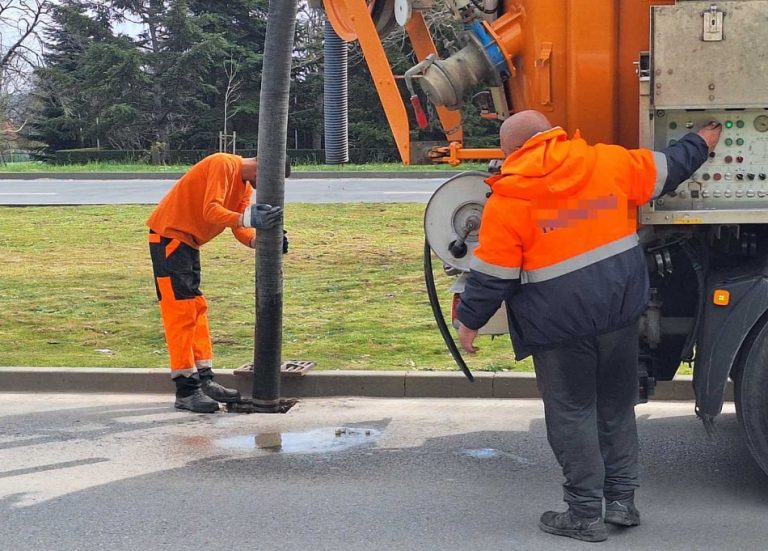 Продължава почистването на дъждоприемните шахти във Варна