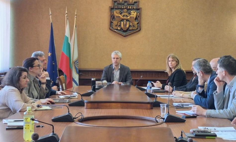 Дейностите по косене, озеленяване и осветление също ще се възлагат и контролират от районните администрации