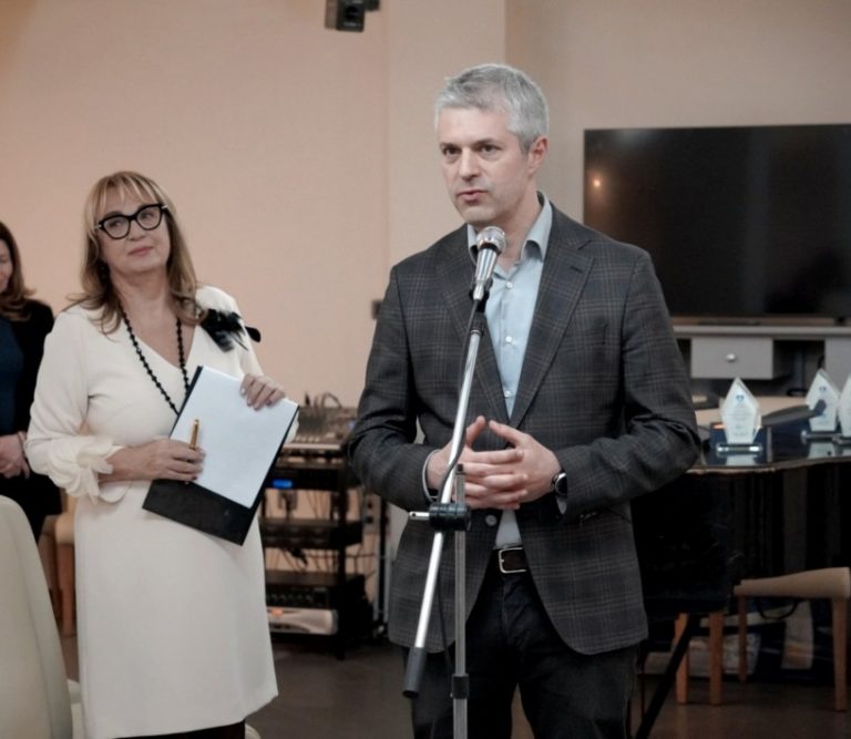 Кметът Благомир Коцев поздрави медиците по време на изложба в навечерието на Световния ден на здравето