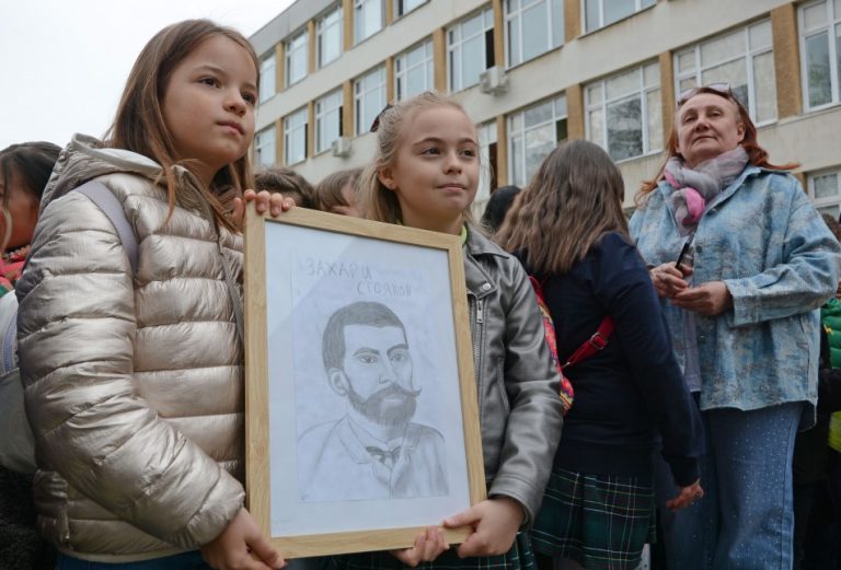 ОУ „Захари Стоянов“ отбеляза патронния си празник под надслов „Да светне нашата земя“
