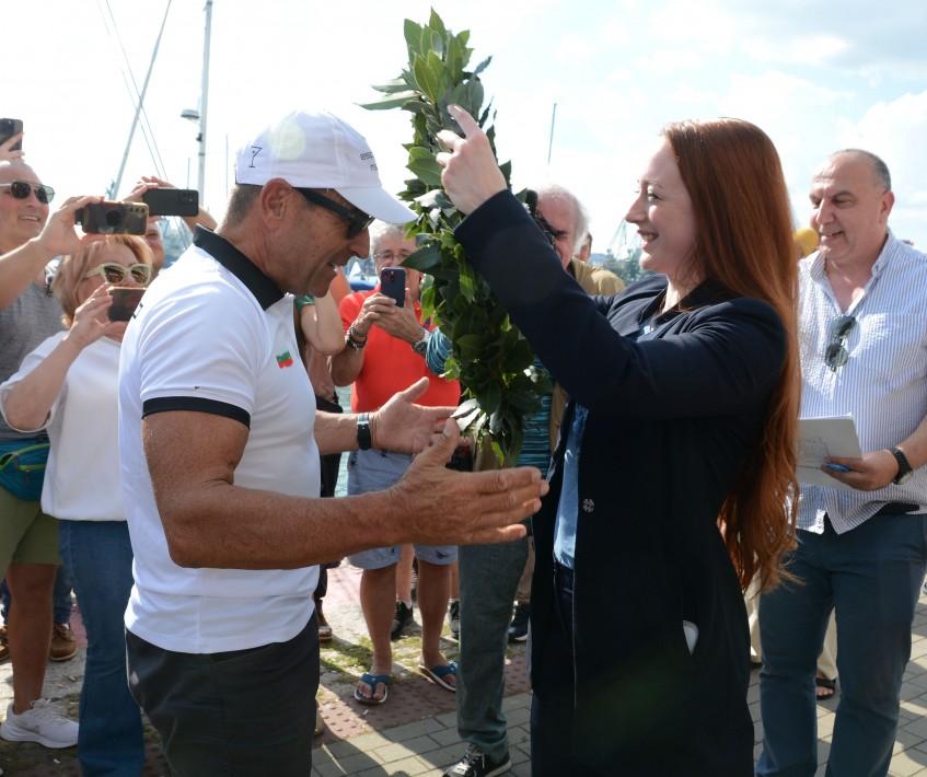 Варна посрещна ветроходеца Павлин Надворни при завръщането му от самостоятелна околосветска обиколка с яхта