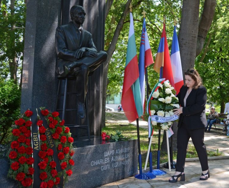 Отбелязаха 102 години от рождението на Шарл Азнавур