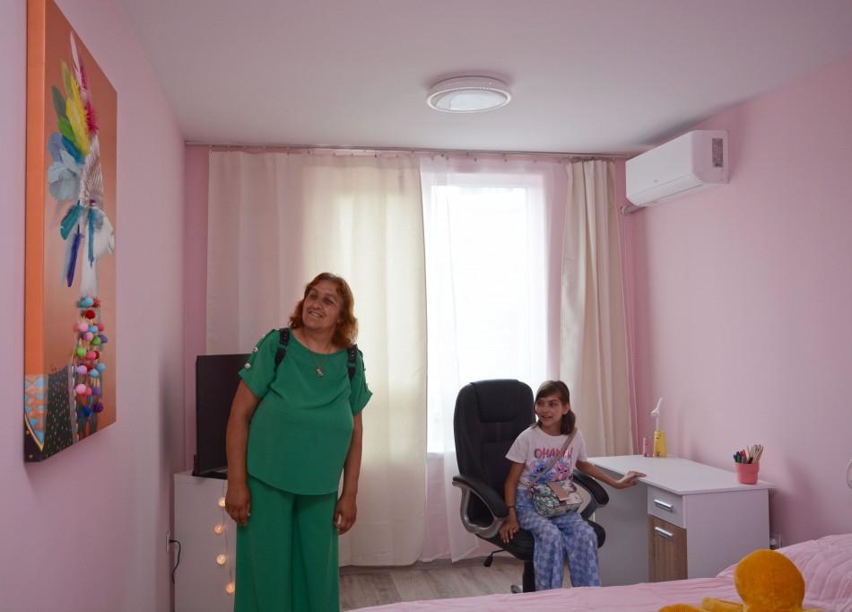 12-годишната Ани и семейството й от днес са в новия си дом