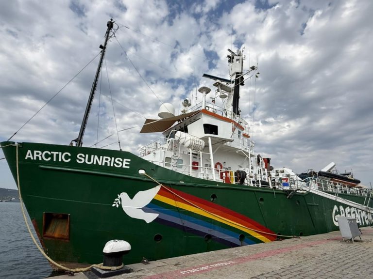 Корабът Arctic Sunrise акостира във Варна с послание за опазването на Черно море