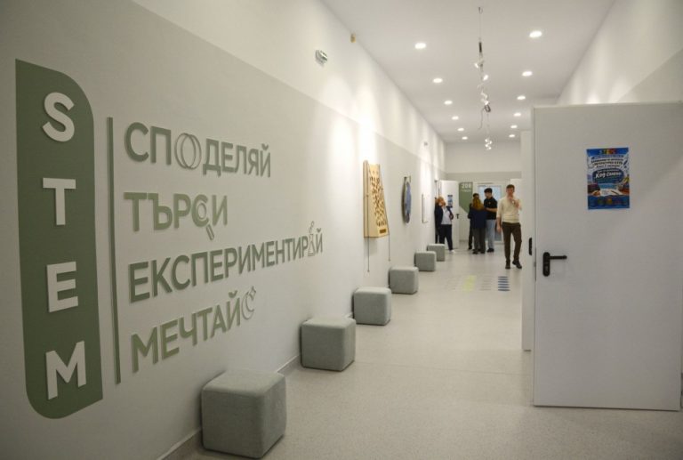 СУ „Димчо Дебелянов“ с нов STEM център за изследвания, технологии и практически знания